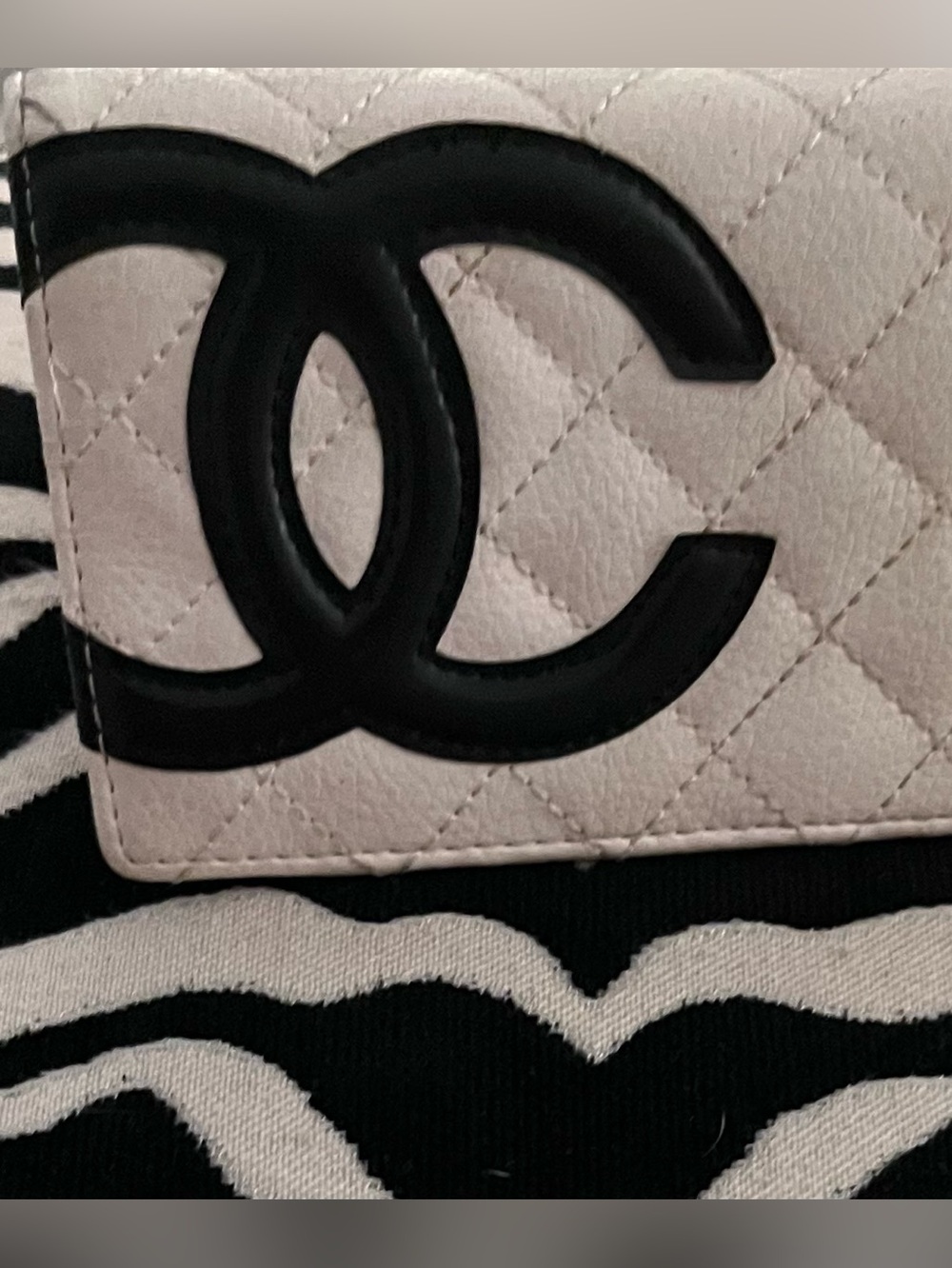 White Quilted Wallet with Black CC logo very nice wallet - Picture 7 of 7